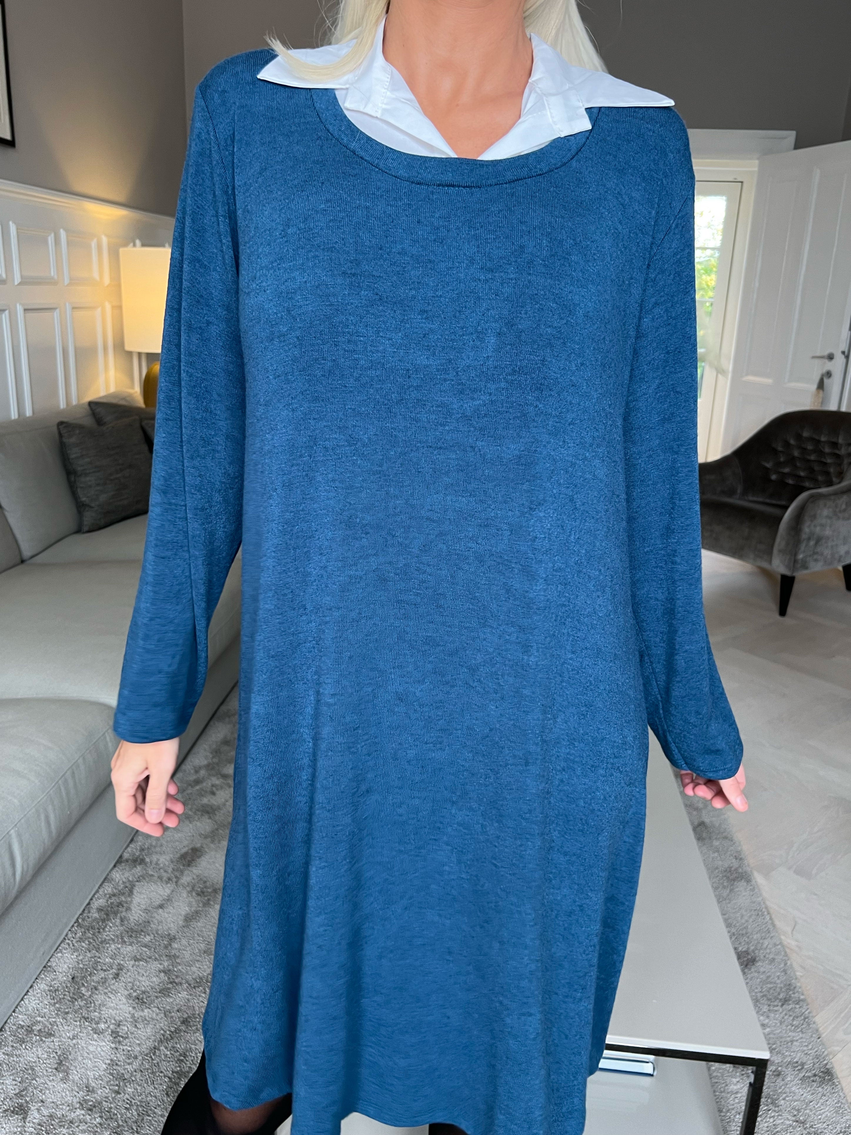 Rita Long - Dejlig blød kjole med hvid skjortekrave